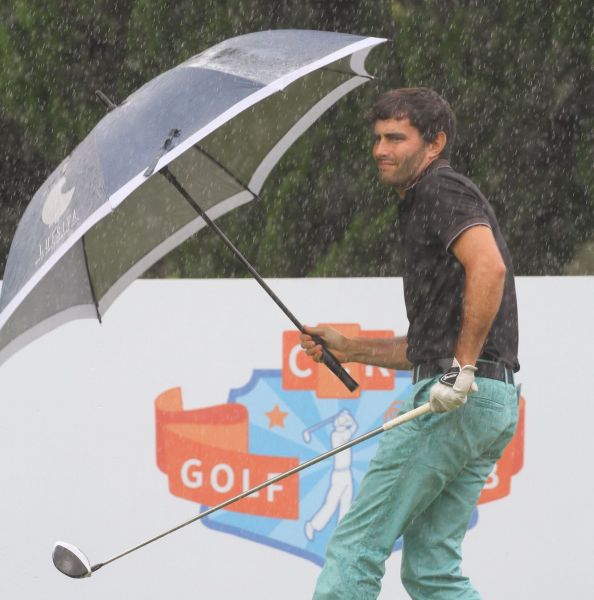 第一回合阿根廷parodi emillo雨中開球。鍾豐榮攝影