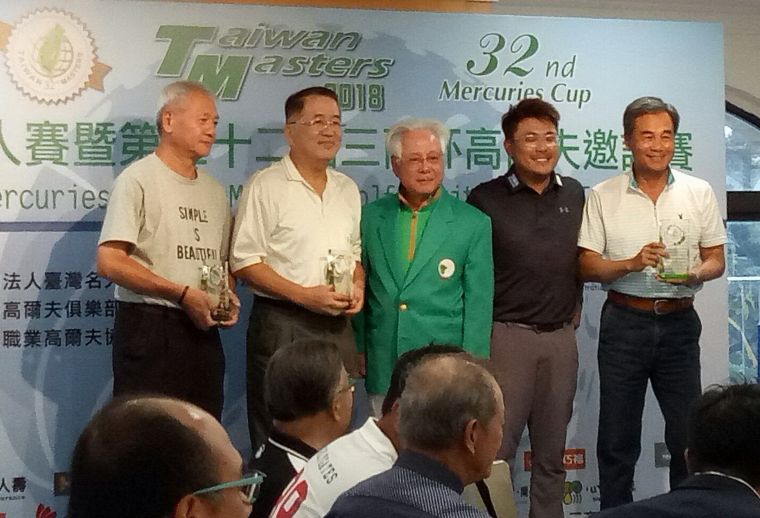 第32屆台灣三商名人賽前職業業餘配對賽大會會長翁肇喜（中）頒發獎杯給冠軍隊馬來西亞選手馮恩（右二 ）與三位社會業餘人士。