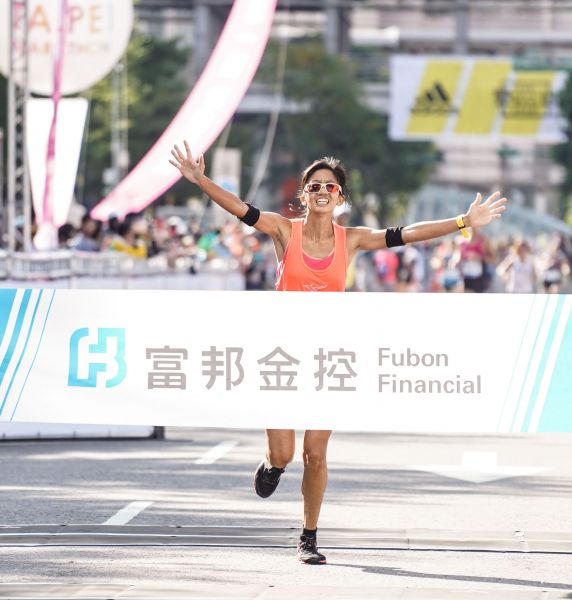 素人跑者朱盈穎經過2017年後，2019臺北馬拉松成績更上層樓，再次奪下馬拉松女子組國內冠軍。臺北市政府提供