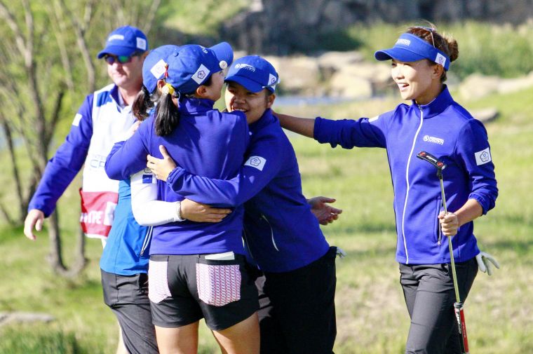 結束國際皇冠盃隊際賽之後，中華隊4名女將在果嶺上擁抱。中華隊提供