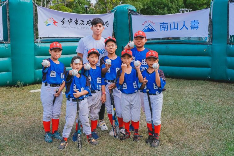 統一獅陳傑憲於南山YOUNG光運動節特別教導和平區自由國小棒球隊小球員技巧，一同同樂。大會提供