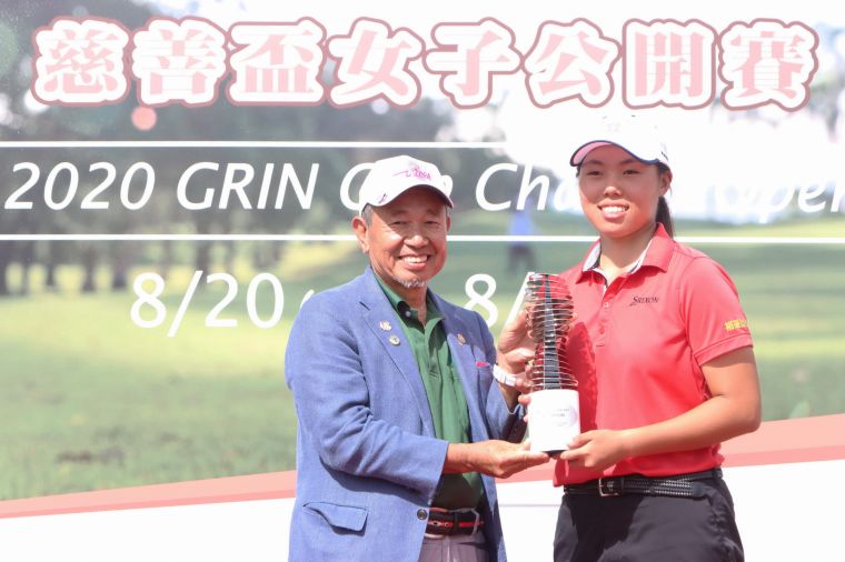 綠林興業董事長林果兒(左)頒冠軍盃給安禾佑。TLPGA提供／鍾豐榮攝影