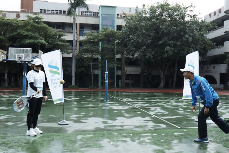 網球好手莊佳容出席「2019渣打臺北公益馬拉松」視障陪跑訓練營，體驗盲網開球及陪跑練習，以實際行動關懷視障朋友。