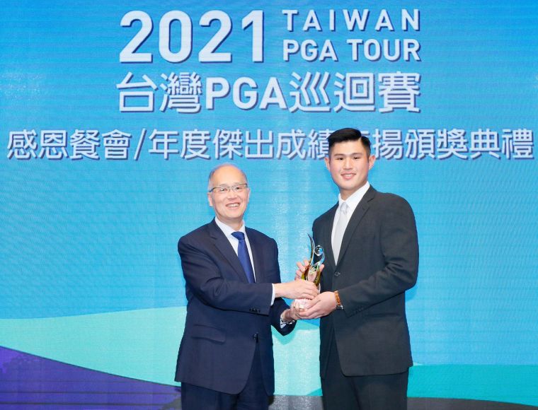 總統府秘書長李大維(左)頒發2021年度新人獎給蔡凱任。大會提供