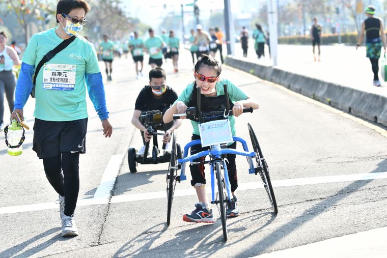 羅布森伴城路跑提供600個公益名額免費參與，呼籲身心障礙者走出戶外運動。 大會提供