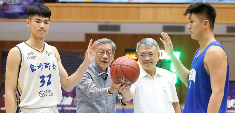 義大校長陳振遠（中右）、大會主人「姥姥」劉錦池（中左）為比賽開球。大會提供