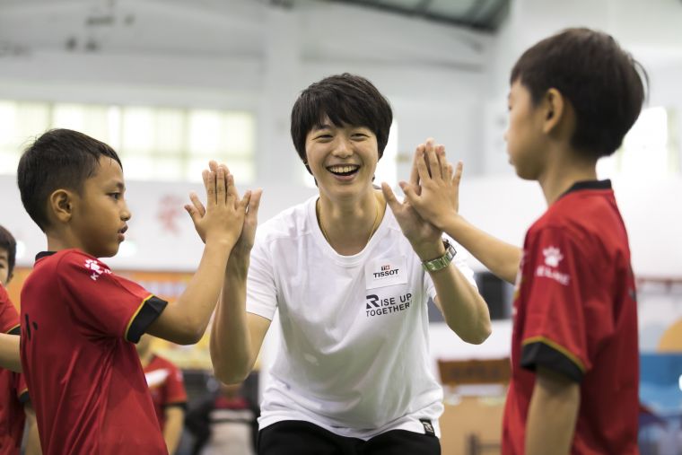 羽球女單選手白馭珀、雙打選手吳玓蓉現身台東大王國小，與小球員一同練習互動經驗傳承。