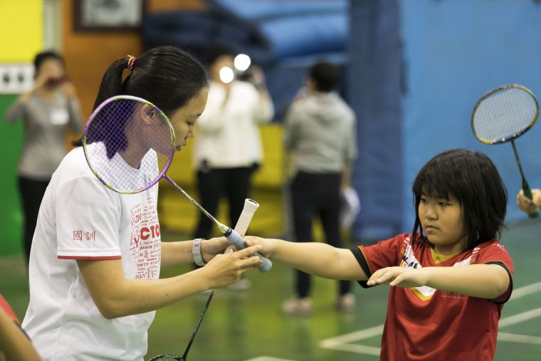 羽球女單選手白馭珀、雙打選手吳玓蓉現身台東大王國小，與小球員一同練習互動經驗傳承。