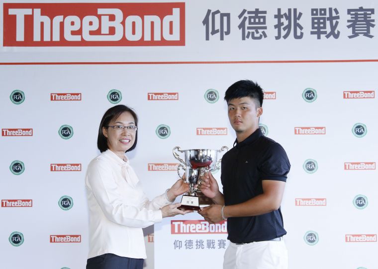 老爺關西高爾夫球場業務部主任李玉萍(左)頒發業餘冠軍獎盃給李昭樺。