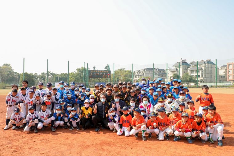 職棒球星彭政閔推動首屆火星人軟式少棒賽-盧市長開球為選手加油。台中市運動局提供