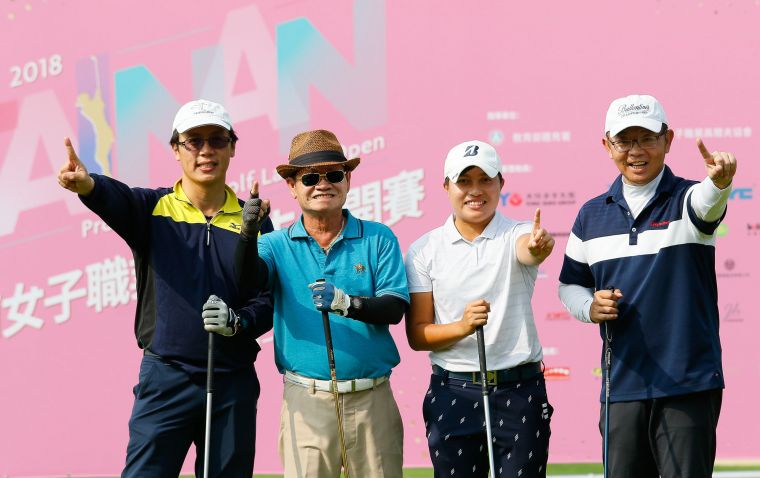 職業選手李欣(右2)與其他三位業餘球友獲得配對賽冠軍，左二為東陽集團副董事長吳永茂。
