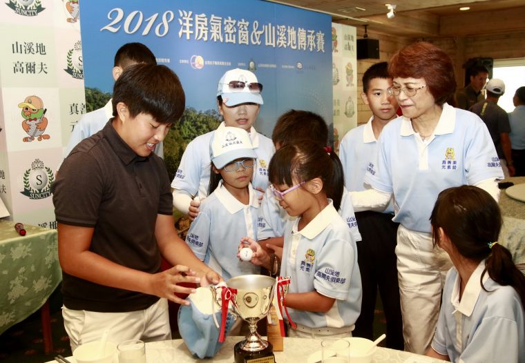 職業選手李欣奪冠為山溪地高爾夫培訓小朋友簽名。