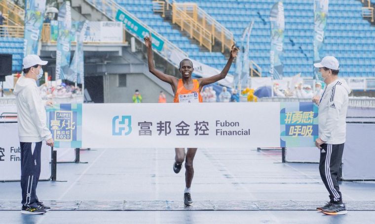 肯亞選手Paul Kipchumba Lonyangata以2小時09分18秒打破2016年大會紀錄2小時09分59秒奪得冠軍，同時獲得新台幣180萬獎金。（圖／大會提供）