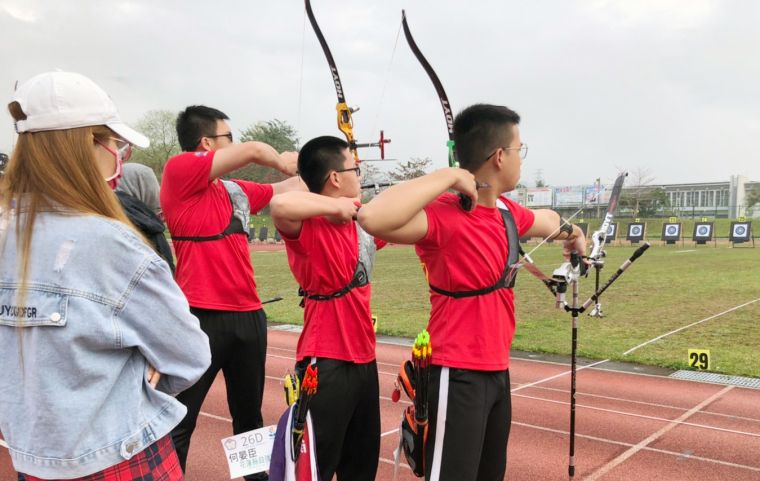 自強國中男子團體對抗賽銀牌，選手潘士杰（左起）、何晏臣、徐晧哲，左一為教練彭暐。自強國中提供