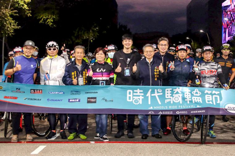 臺中市副市長令狐榮達（右四）、臺中市運動局局長李昱叡（右三）及一眾嘉賓到場出席2020時代騎輪節單車活動。大會提供