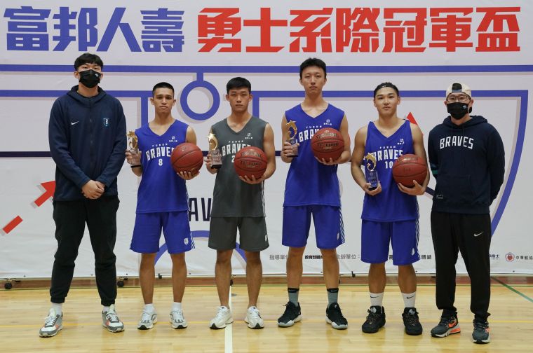 臺北富邦勇士籃球隊教練吳永仁、球員曾祥鈞頒發最佳五人獎項。大會提供