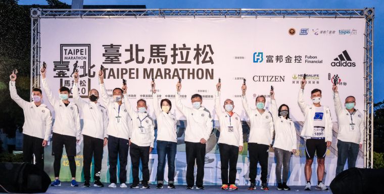 臺北市市長柯文哲（左七）、副市長黃珊珊（左六）與所有來賓一同為2020臺北馬拉松鳴槍起跑。大會提供