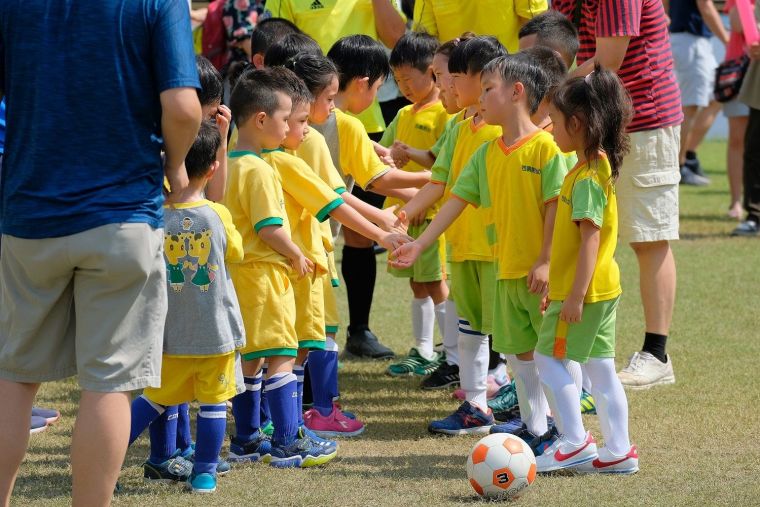 臺北市幼兒足球錦標賽比賽緊張刺激，小朋友在賽後展現運動精神。大會提供