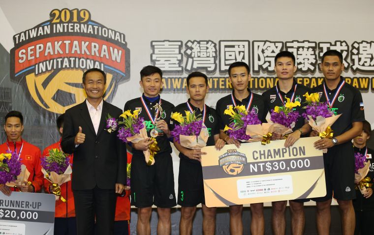 臺北市政府體育局 局長李再立親頒三人賽冠軍泰國隊。大會提供