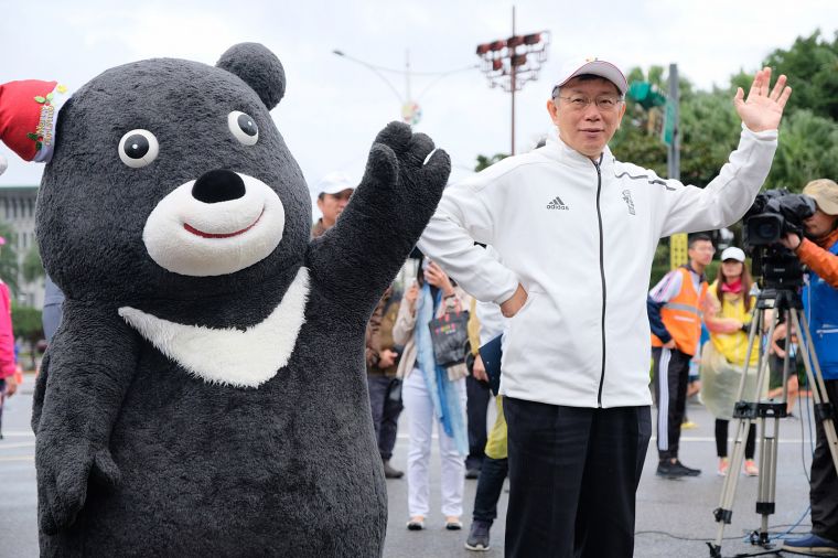臺北市長柯文哲特地前往景福門，在雨中為熱情的跑者們加油打氣。主辦單位提供