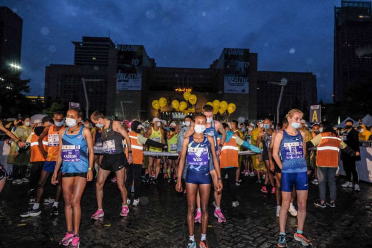 臺北馬拉松邀請國外菁英選手參賽，賽前在起跑區也依防疫規定拉開一公尺距離。大會提供