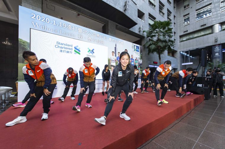 臺南一哥蘇志濱、臺灣女鐵人莊雅婷帶領賽前暖身操，備戰1月19日渣打馬拉松。大會提供