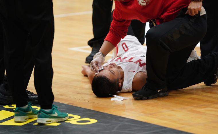 臺師陳又瑋第三節與高師球員互撞，左眼角破裂，送醫縫了10針。