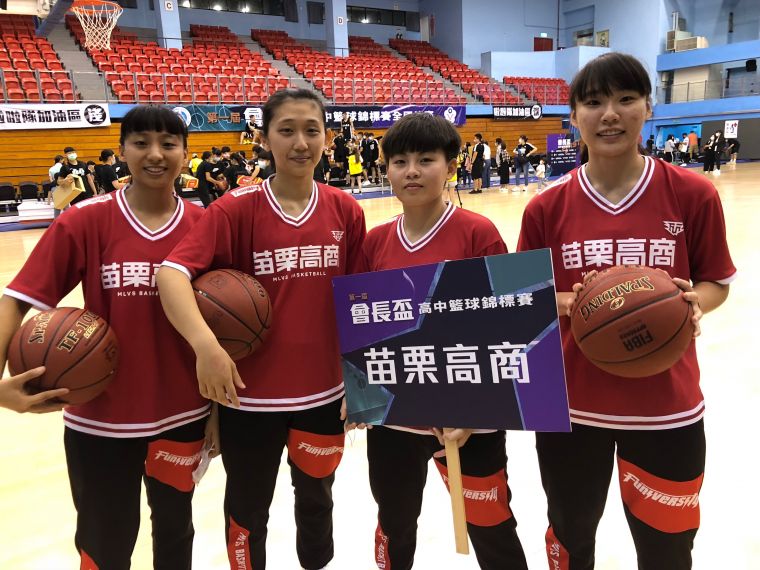 苗商4名高三生華菁菁（左起）、張婷姿、彭雪芬、王俞庭高中生涯最終戰合拿45分。大會提供
