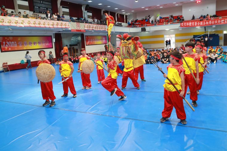 菁寮國小在開幕式表演金獅陣。