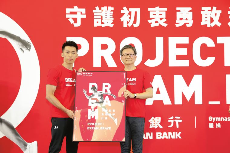華南銀行董事長吳當傑(由左至右)頒發海報給華南銀行代言人李智凱，祝福他在印尼雅加達亞運奪得金牌。