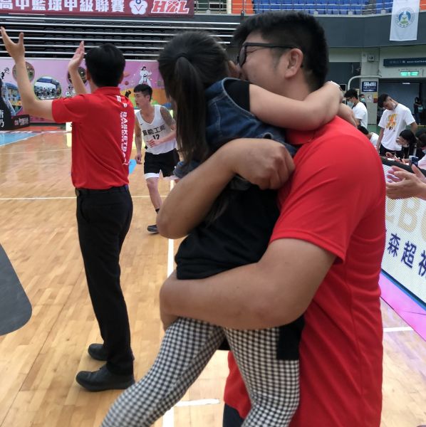 萬能教練徐國宏領軍三年首晉預賽，寶貝女兒愛的抱抱。大會提供