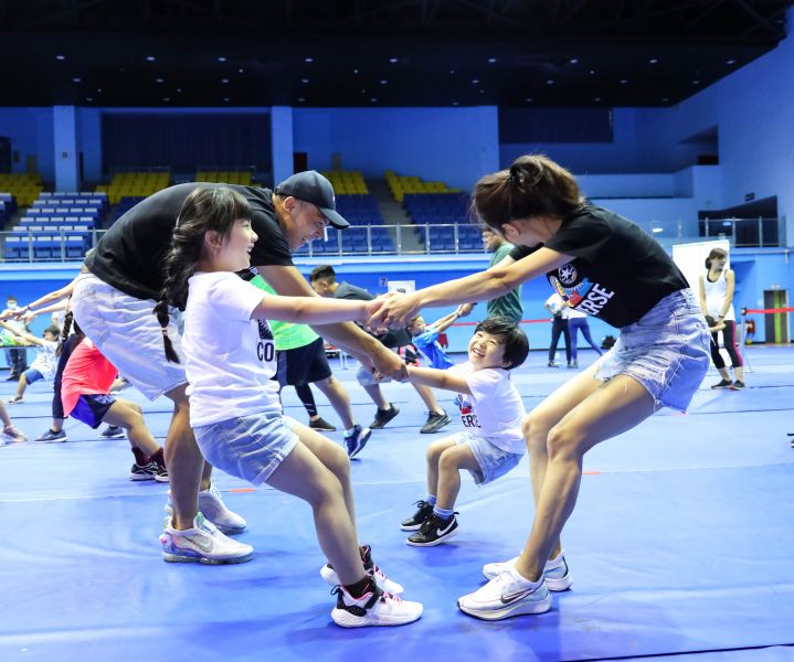 蔡文誠攜全家參與親子運動遊戲，歡度親子時光。大會提供