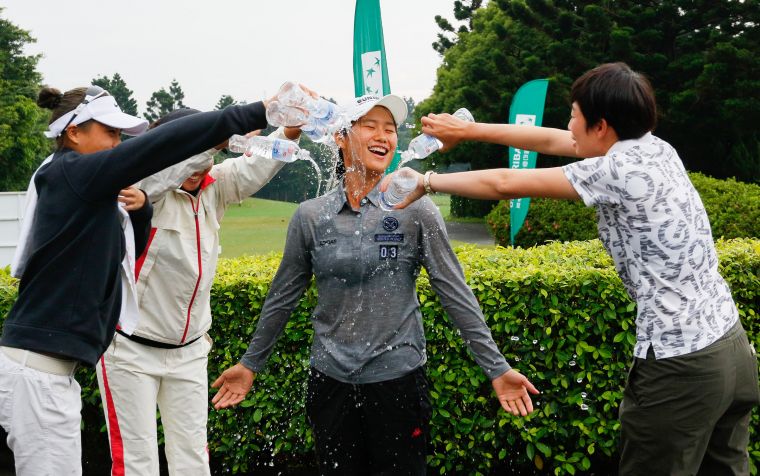 蔡欣恩獲得職業生涯首勝後張開雙手接受好友們的灑水慶賀。大會提供