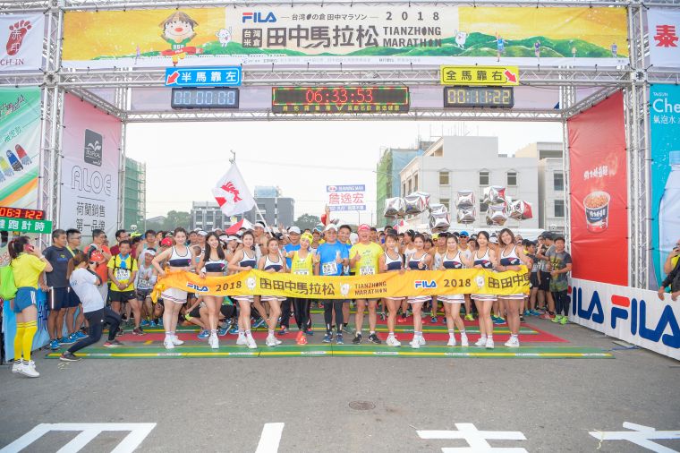 藝人方文琳、泰山董事長詹逸宏，興采董事長陳國欽，共同為半程馬拉松領跑。