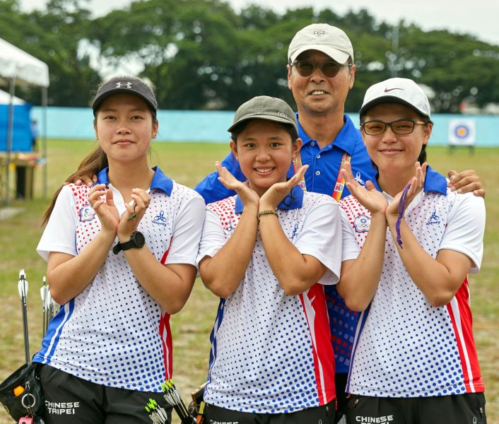 中華女子複合弓隊射下2019亞洲盃射箭賽菲律賓站團體賽銀牌。中華民國射箭協會／提供。