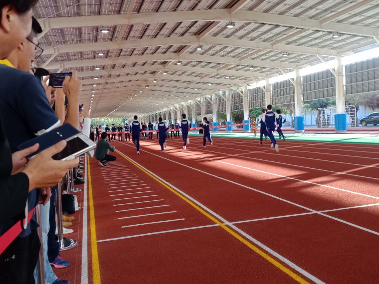 國家運動訓練中心太陽能直線風雨跑道正式啟用。體育署提供