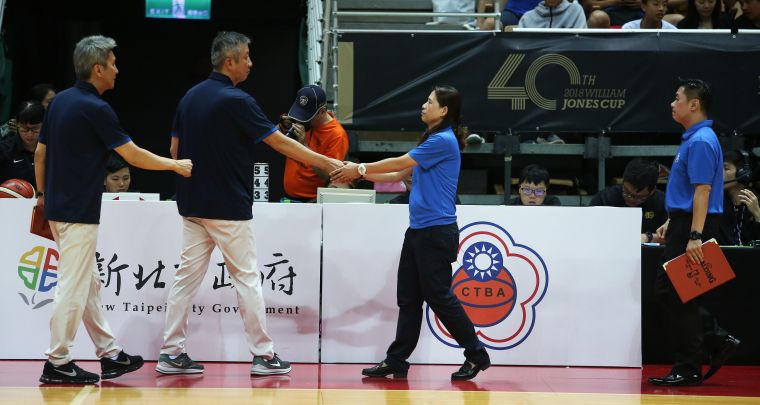 中華白總教練謝玉娟(右)。李天助攝