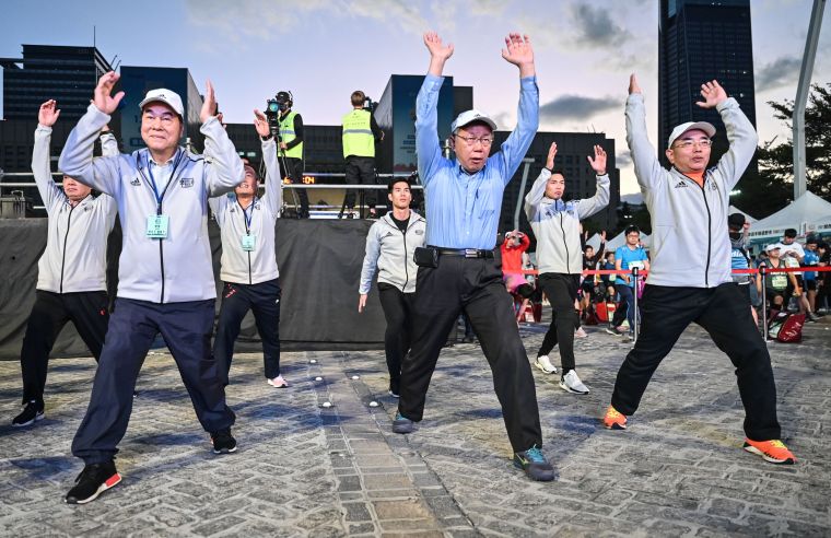 賽前臺北市市長柯文哲(圖中)率領跑者一同熱身，為今天(15日)開跑的2019臺北馬拉松做足準備。臺北市政府提供