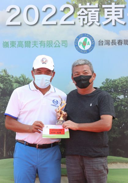 贊助單位嶺東楊文來頒社會人士冠軍杯給林建雄。鍾豐榮攝影