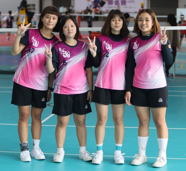 贏得女甲三、四人賽雙冠的潘若慈、陳佳佩、潘奕婷、阮鈺棋（由左至右）。大會提供