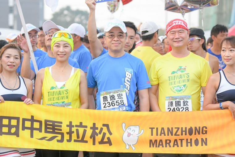 起跑前方文琳與泰山董事長詹逸宏及興采董事長陳國 欽一起領跑合照。
