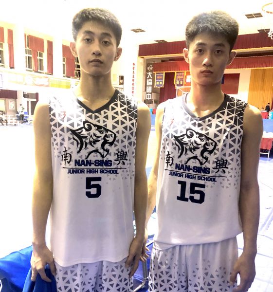超愛籃球的嘉市南興雙胞胎哥哥葉丞桓（右）、葉丞洋手足情深。大會提供