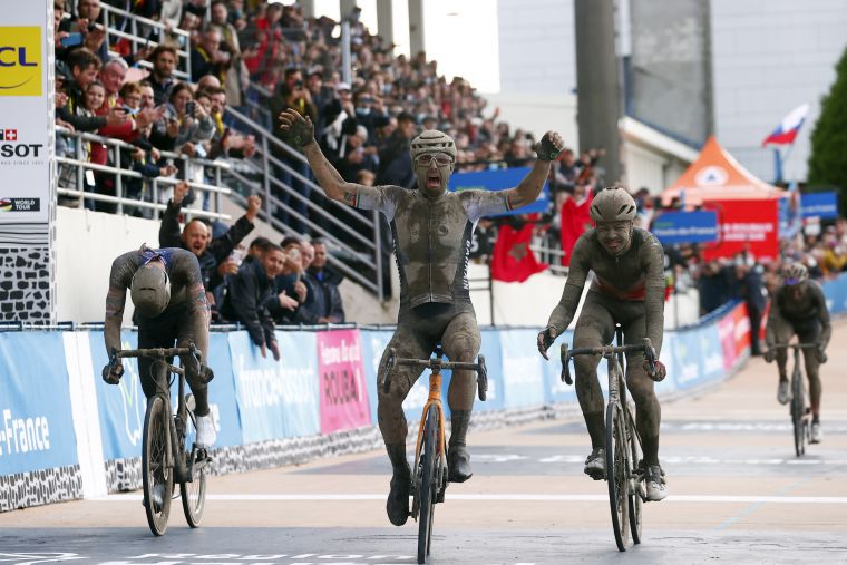 超過6小時的煎敖，恐怖雷力(S. Colbrelli)騎著台灣的美利達自行車勇奪史詩級118屆巴黎-魯貝大賽冠軍。官方提供