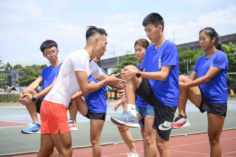 超馬好手陳彥博鼓勵三多國中田徑隊員勇敢追夢，分享運動員訓練心得。官方提供