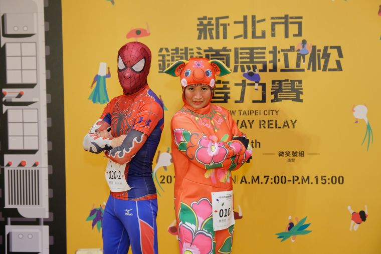 跑界裝扮明星百變女王-林惠萍(右)及最速蜘蛛人-月司特(左)，同台較勁，號召扮裝達人來火車搏版面。