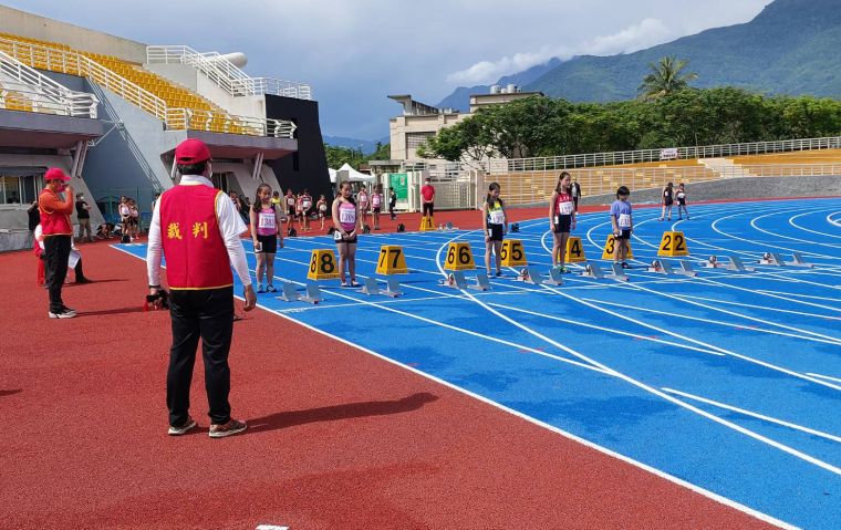 迎接111年全國中等學校運動會在花蓮縣舉辦，田徑場標準跑道提升至九跑道。花蓮縣政府提供