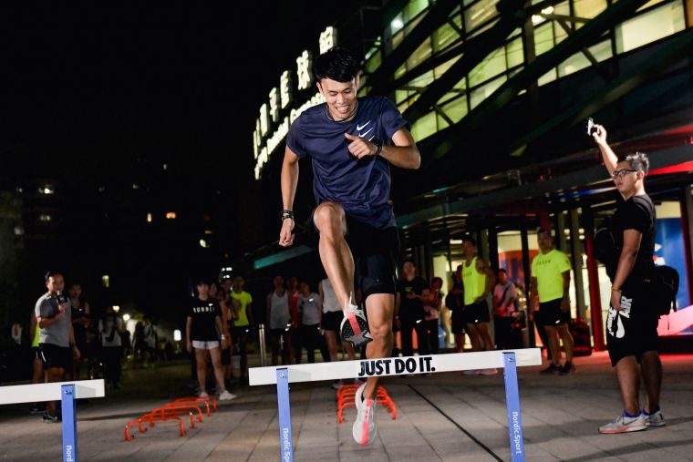運動員陳奎儒在 Nike 「JUST DO IT Day」與消費者共同在台北街頭展開 NRC 活動，透過基礎核心、跑步以及特別安排的跨欄運動激勵消費者「不客氣了」的挑戰自我。