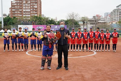 運動局李昱叡局長代表盧市長出席大專女壘聯賽冠軍戰。（台中市運動局提供）
