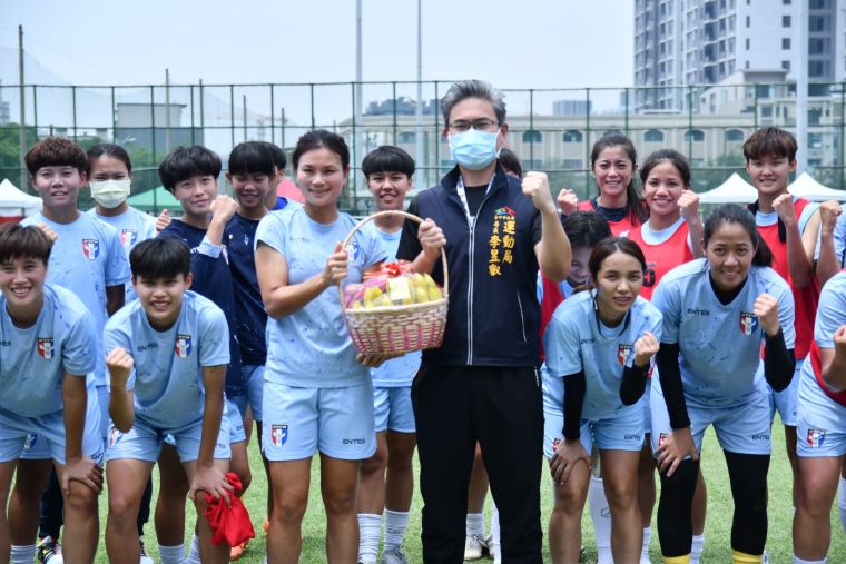 運動局長李昱叡代表盧秀燕市長至足球場為國家女足隊加油。台中市運動局提供