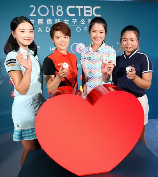 選手代表（左 起）石昱婷丶謝瑀玲丶葉欣寧及陳靜慈。